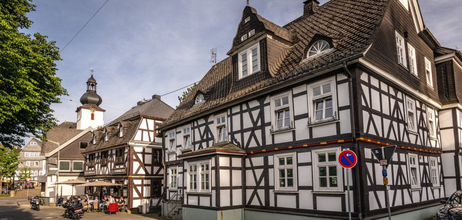 Hier sehen Sie das historische Fachwerkhaus "Apothekerhaus" in der Stadtmitte von Daaden