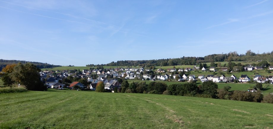 Hier sehen Sie Derschen von der Maudener Höhe aus.